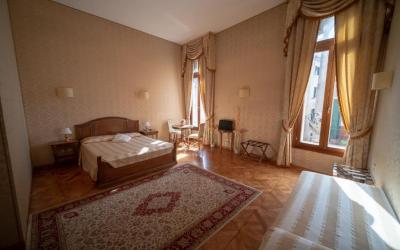 Junior Suite with Canal View 2