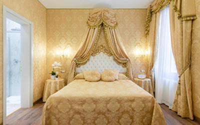 Deluxe Double Room with Canal View 1