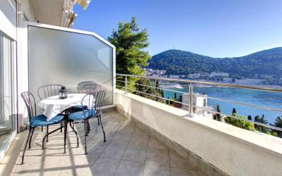 Premier Apartment with Balcony and Sea View 6