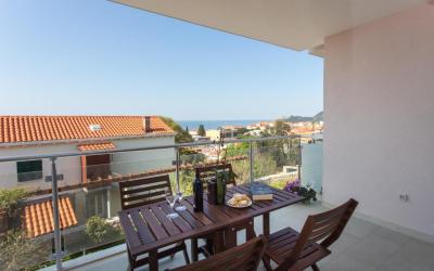 One-Bedroom Apartment with Balcony and Partial Sea View 2