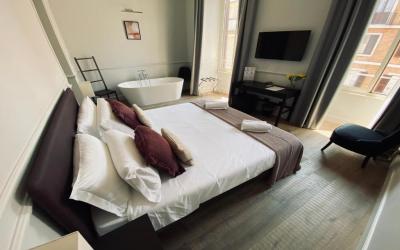 Deluxe Double Room with Bath 2