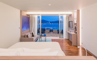 Ocean Comfy Room + One Way Airport Transfer to Hotel 10