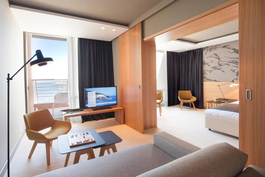 Easter Special in Junior Suite with Sea View and Balcony 10 Easter Special in Junior Suite with Sea View and Balcony 10