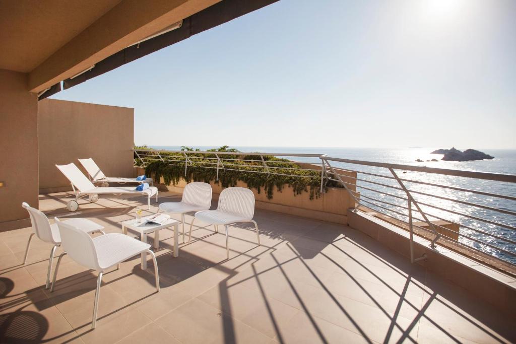 Deluxe Suite with Sea View 13 Deluxe Suite with Sea View 13