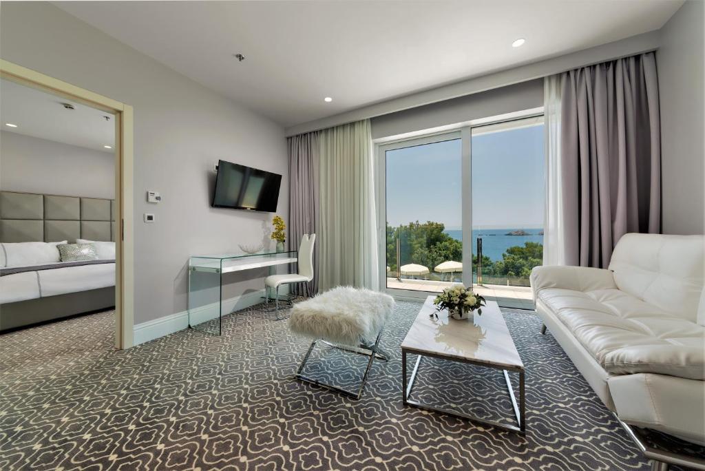 Galentine's Special in Luxury Sea View Suite with Massage and Cocktail Tasting 14 Galentine's Special in Luxury Sea View Suite with Massage and Cocktail Tasting 14