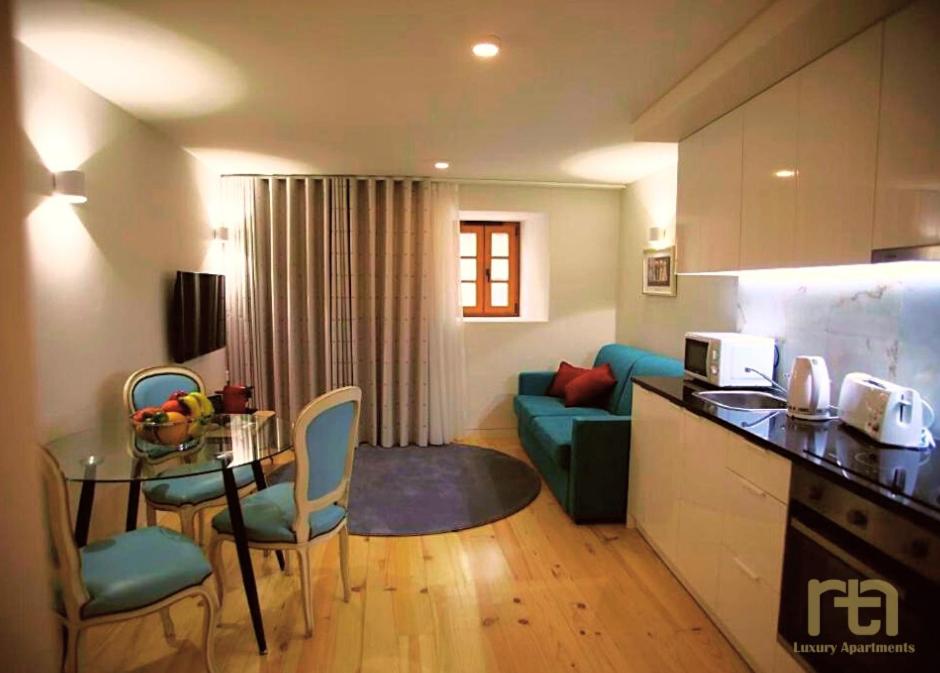 One-Bedroom Apartment with Street View 4 One-Bedroom Apartment with Street View 4