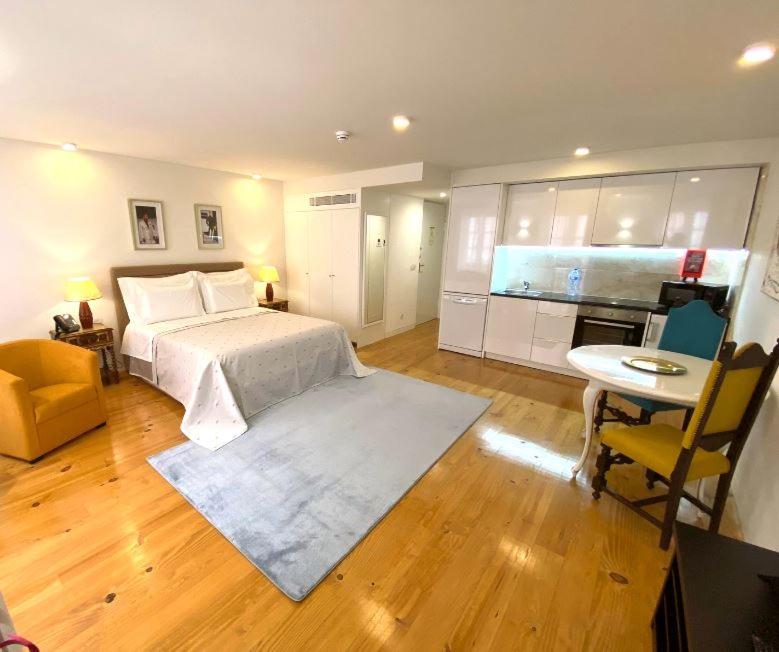 One-Bedroom Apartment with Street View 10 One-Bedroom Apartment with Street View 10