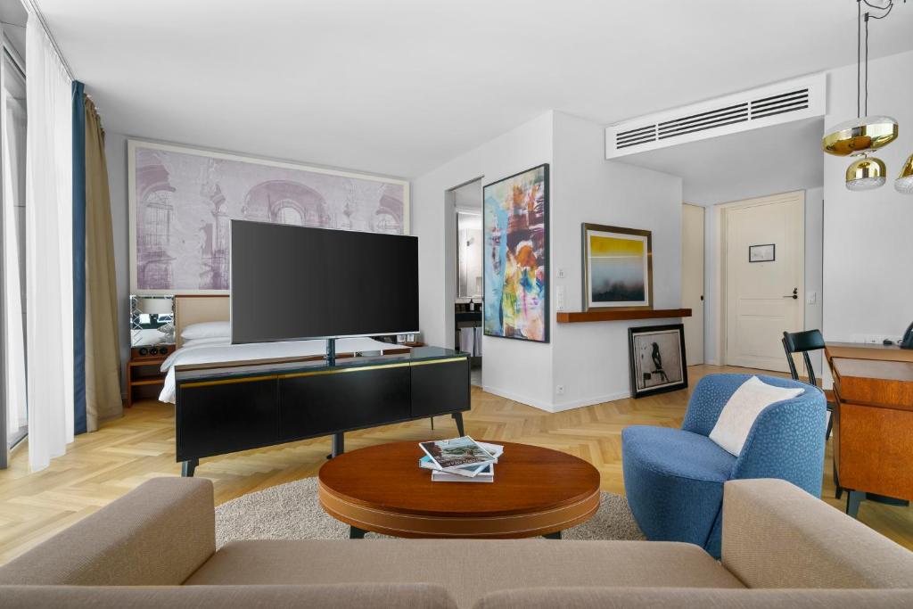 Suite 2 Suite 2