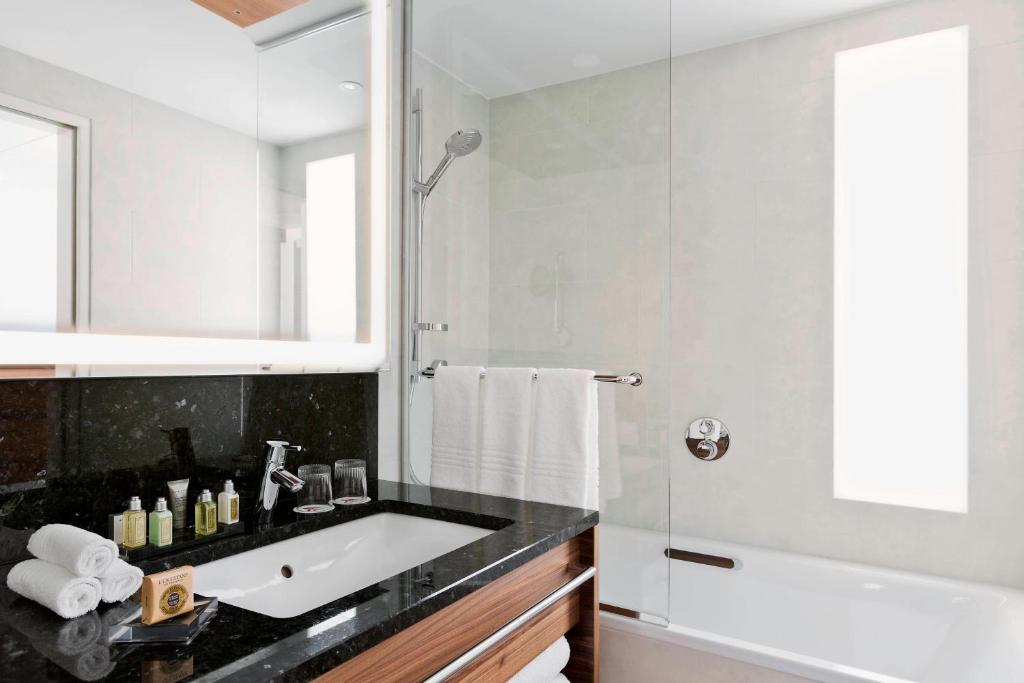 Superior Room, Guest room, 1 King, Park view 4 Superior Room, Guest room, 1 King, Park view 4