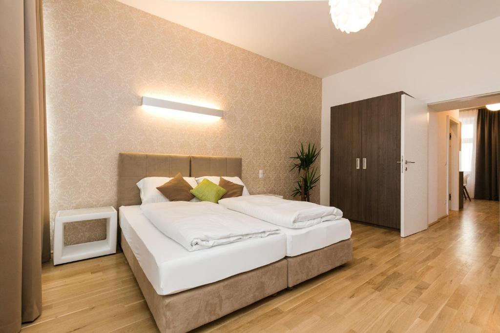 One-Bedroom Apartment (Top 3) 3 One-Bedroom Apartment (Top 3) 3