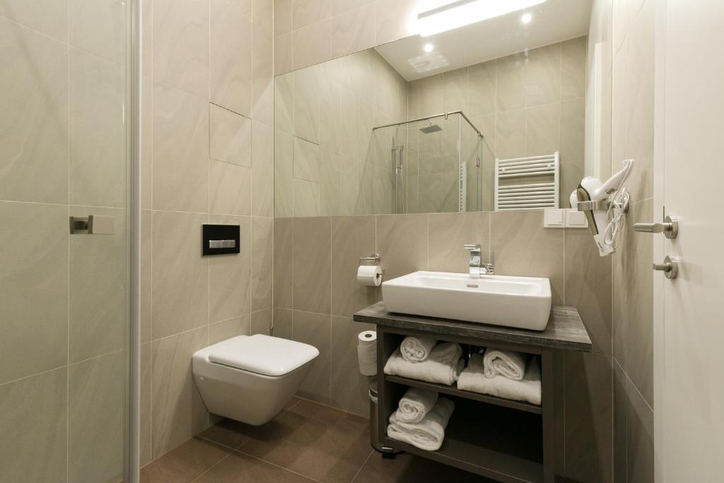 One-Bedroom Apartment with Balcony (Top 12) 7 One-Bedroom Apartment with Balcony (Top 12) 7