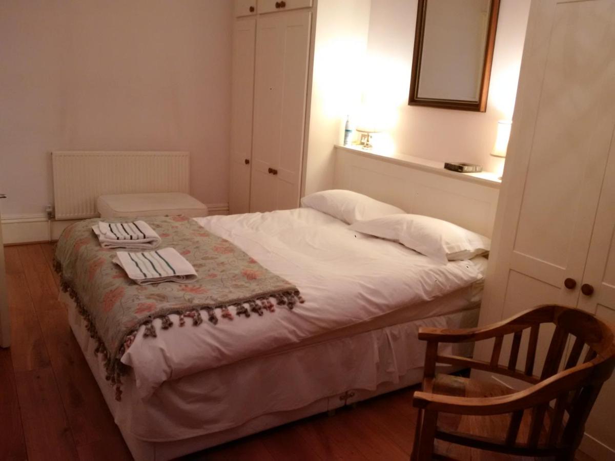 Luxury Holland Park, sleeps 2, Free S'fast WiFi 5 Luxury Holland Park, sleeps 2, Free S'fast WiFi 5