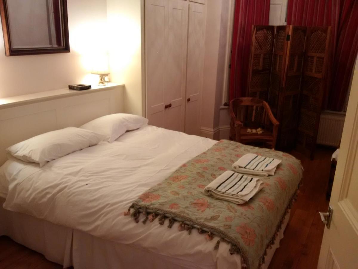 Luxury Holland Park, sleeps 2, Free S'fast WiFi 4 Luxury Holland Park, sleeps 2, Free S'fast WiFi 4