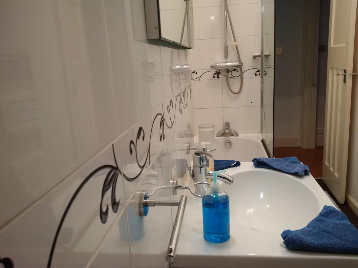 Luxury Holland Park, sleeps 2, Free S'fast WiFi 3 Luxury Holland Park, sleeps 2, Free S'fast WiFi 3