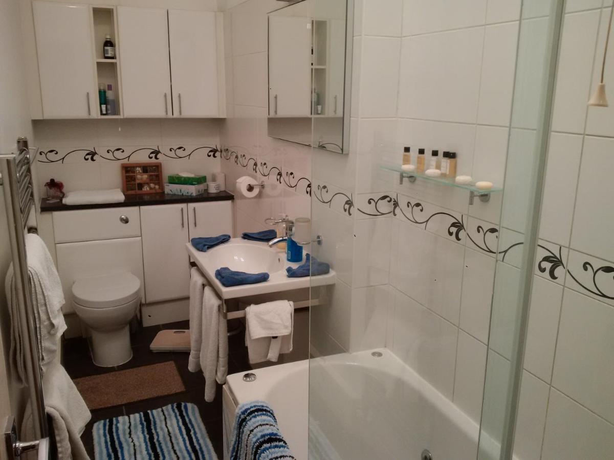 Luxury Holland Park, sleeps 2, Free S'fast WiFi 2 Luxury Holland Park, sleeps 2, Free S'fast WiFi 2