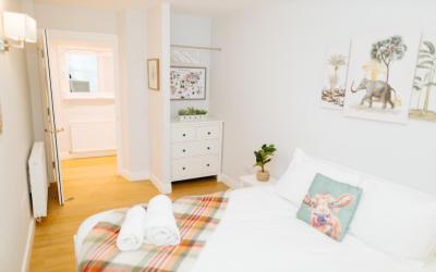 Luxury Modern 3 Bedroom Apartment in City Centre 7 Luxury Modern 3 Bedroom Apartment in City Centre 7