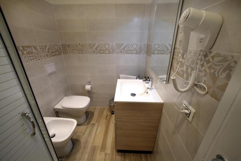 FLORENCE ROOMS67 4 FLORENCE ROOMS67 4
