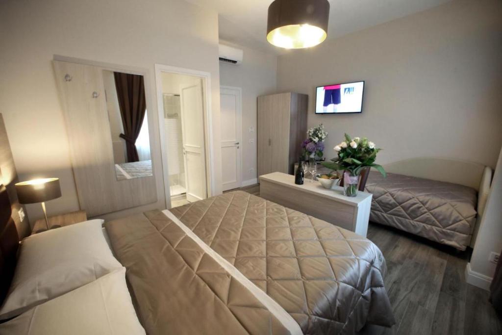FLORENCE ROOMS67 2 FLORENCE ROOMS67 2