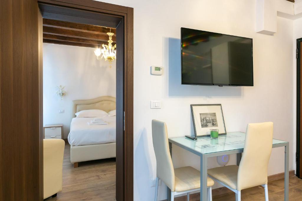 Rialto Suite 707 8 Rialto Suite 707 8