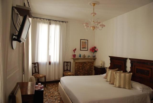 B&B Al Teatro with canal view 10 B&B Al Teatro with canal view 10