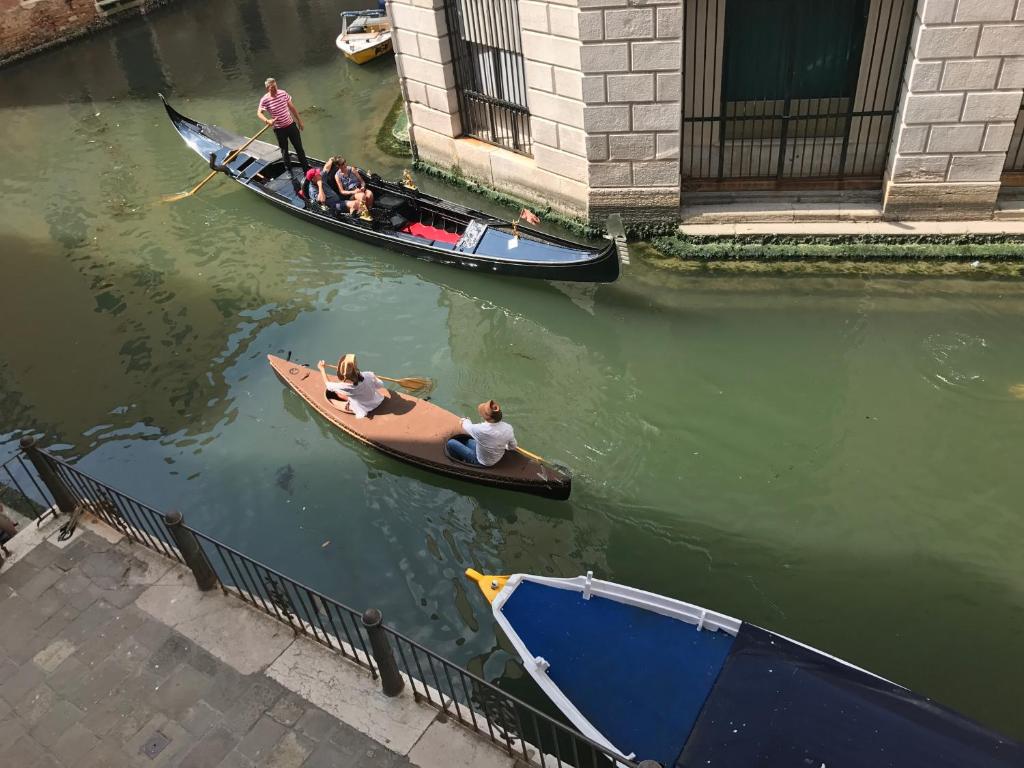 B&B Al Teatro with canal view 8 B&B Al Teatro with canal view 8