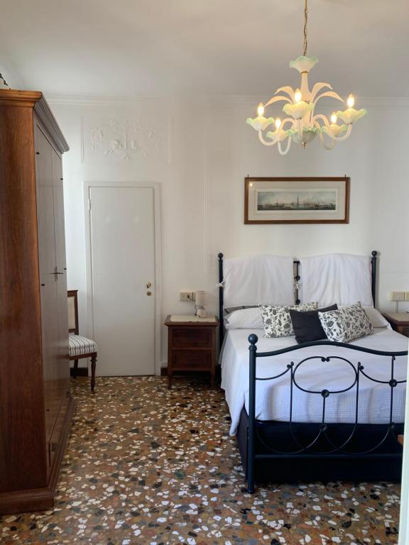 B&B Al Teatro with canal view 4 B&B Al Teatro with canal view 4