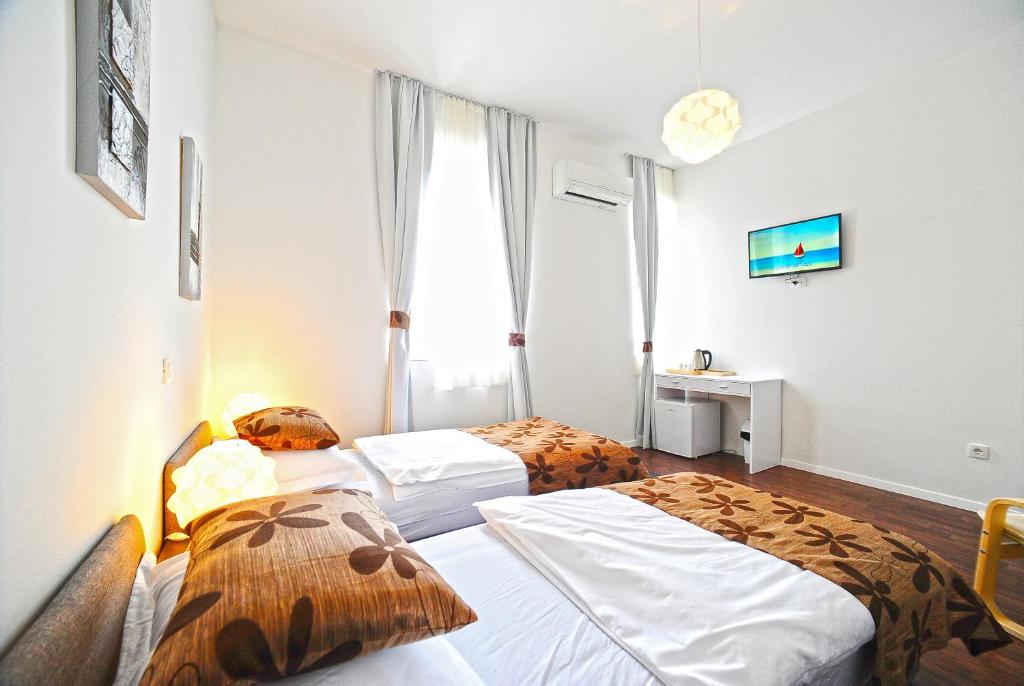 Valenti rooms 9 Valenti rooms 9