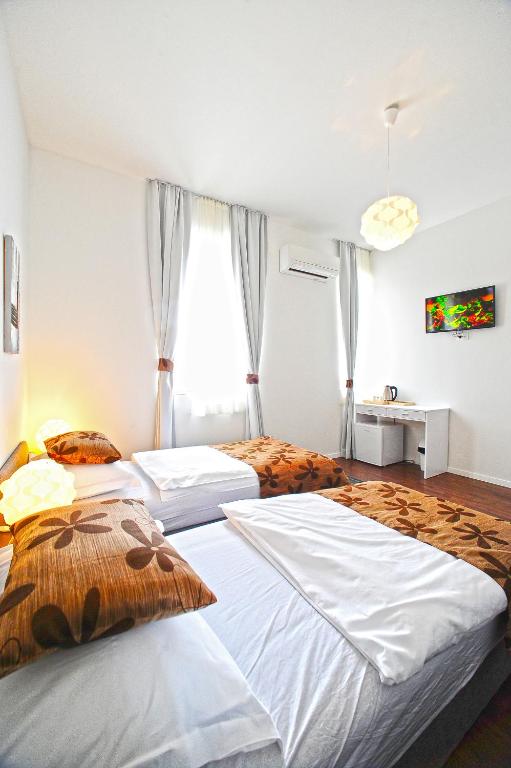 Valenti rooms 8 Valenti rooms 8