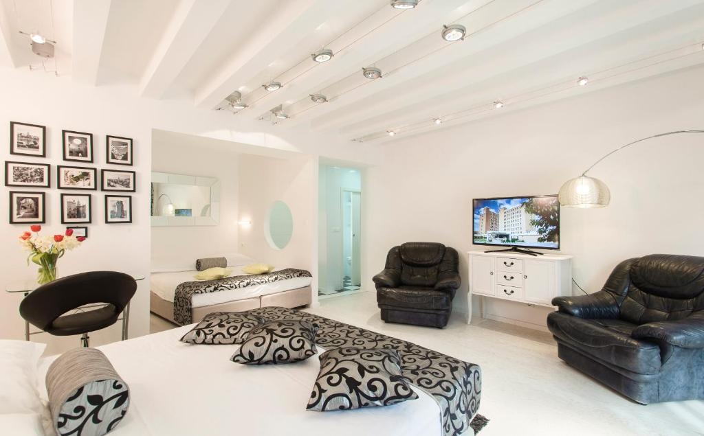 Royal Suites 8 Royal Suites 8