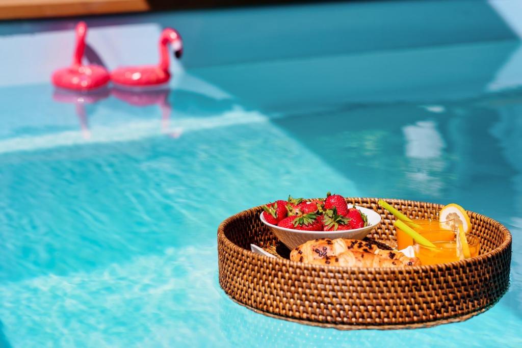 Evala luxury rooms with pool and garden 8 Evala luxury rooms with pool and garden 8