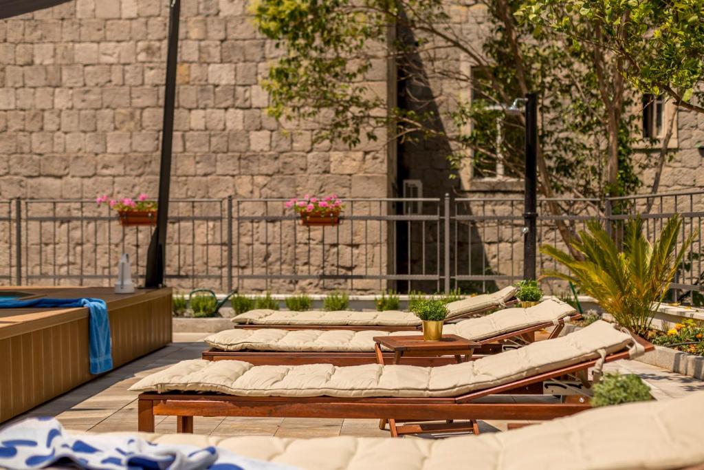Evala luxury rooms with pool and garden 5 Evala luxury rooms with pool and garden 5