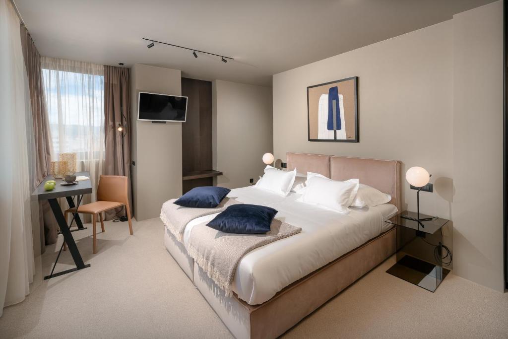 Royal Suites-Sky 10 Royal Suites-Sky 10