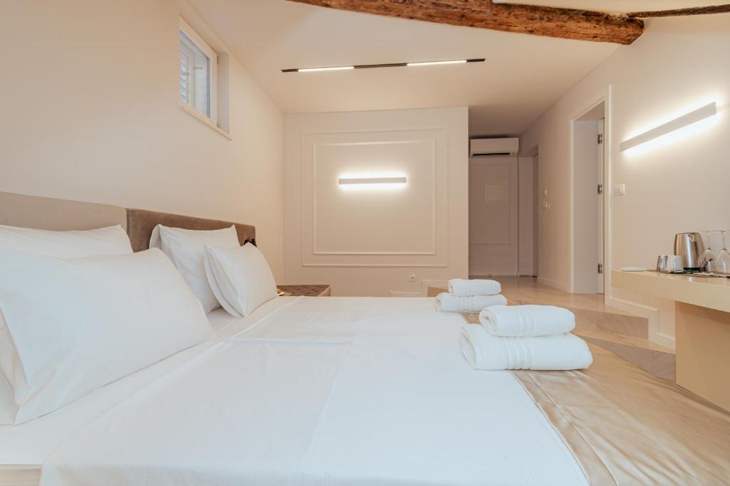 Sea view luxury rooms in Diocletian's palace 3 Sea view luxury rooms in Diocletian's palace 3
