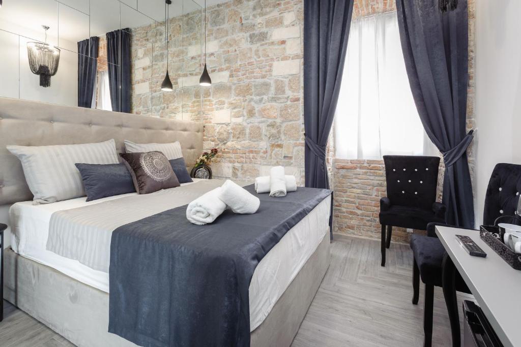 Marie Luxury Rooms 9 Marie Luxury Rooms 9