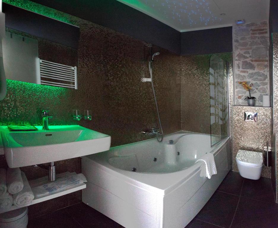 Authentic Luxury Rooms 4 Authentic Luxury Rooms 4