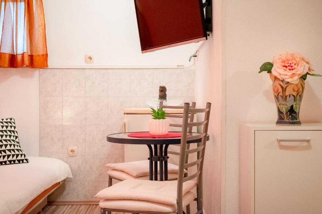 Damira Rooms 8 Damira Rooms 8