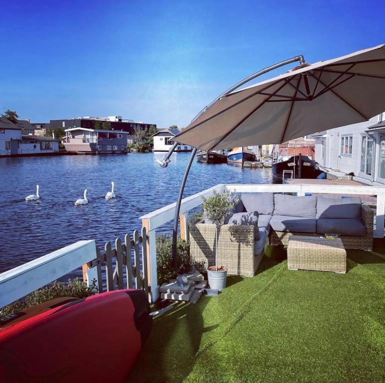 Amster Houseboat Bed without Breakfast 8 Amster Houseboat Bed without Breakfast 8