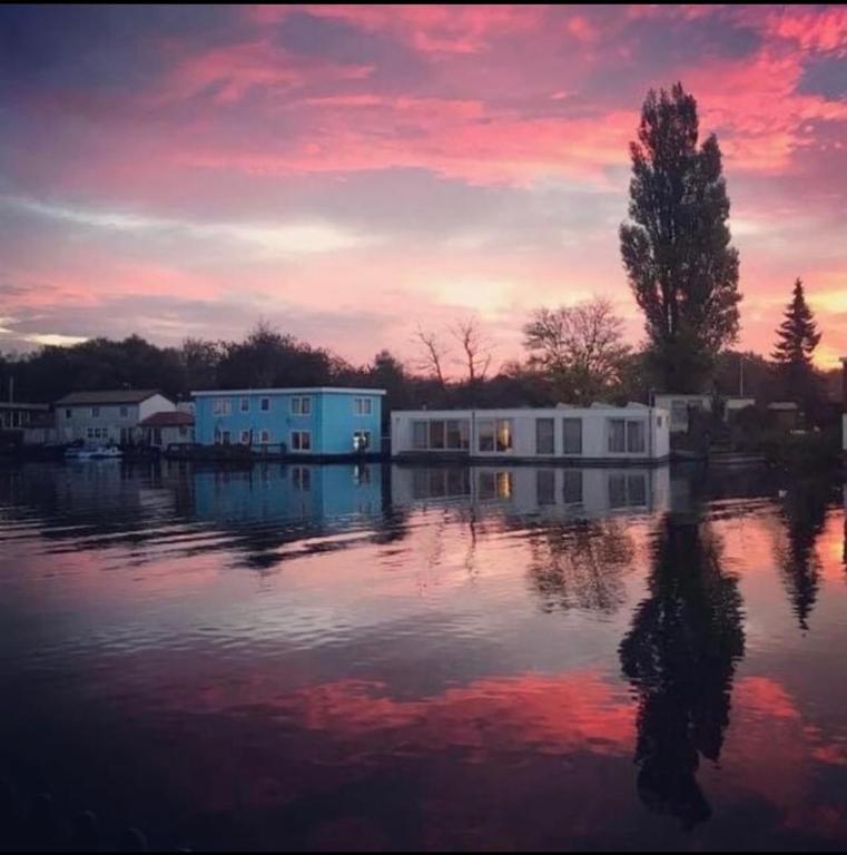 Amster Houseboat Bed without Breakfast 2 Amster Houseboat Bed without Breakfast 2