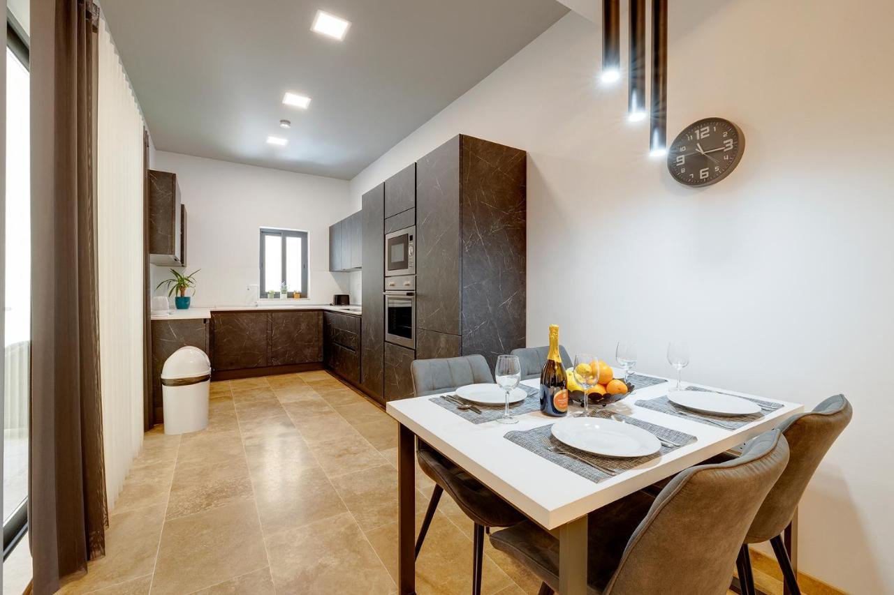 Top Location 1 Bedroom with Terrace 2 Top Location 1 Bedroom with Terrace 2